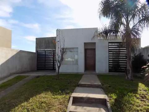 Casa de 2 dormitorios en El Triangular, Oro Verde