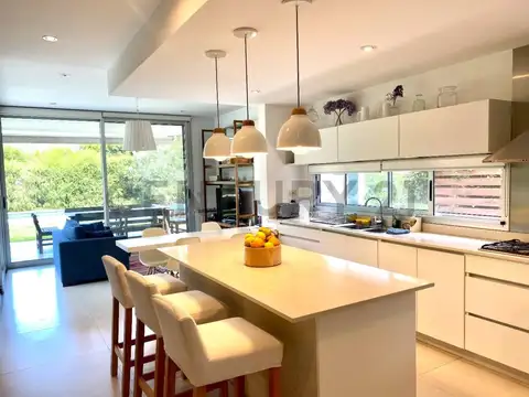 IMPECABLE CASA ALQUILER SIN MUEBLES