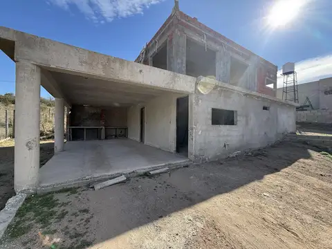 Casa 2 dormitorios, pileta y cochera a estrenar en Estancia Vieja