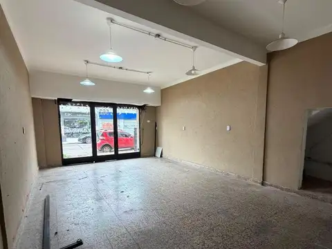 Local en Alquiler en Villa Luzuriaga, $ 700.000