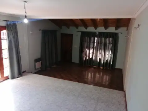 Casa en Venta con 3 cocheras