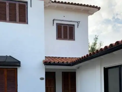 Triunvirato 2200, Piso 1