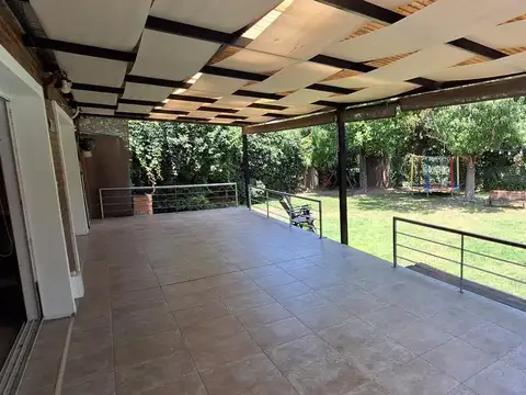 Casa en Alquiler con 1 cochera