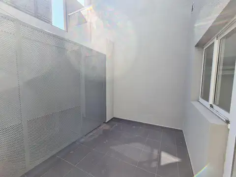 Venta Casa 2 Dorm.   Frente a Estrenar.  2 baños. Patio. Financiación Rosario