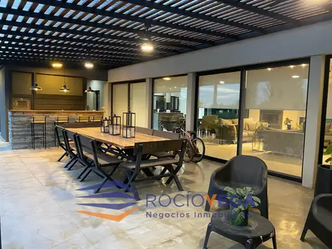 Casa 5 ambientes con 4 baños
