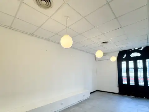 Piso al frente con entrada independiente (comercio, no vivienda)