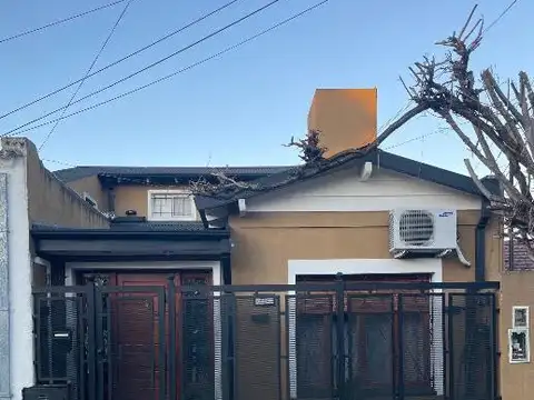 Departamento tipo casa en venta en Castelar Sur