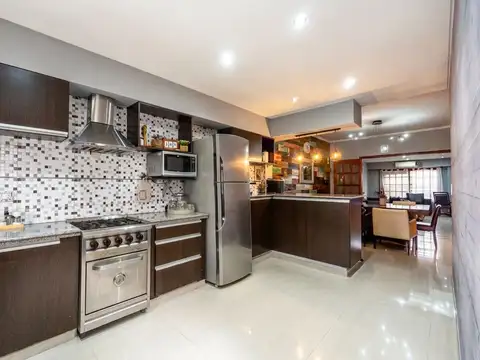 Casa en Venta con 4 cocheras