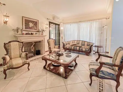 Casa en Venta con 4 cocheras