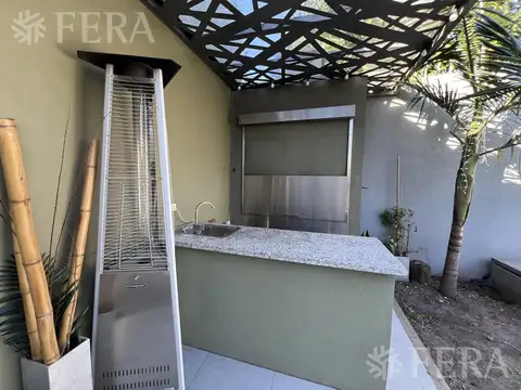 Casa en Venta con 2 cocheras