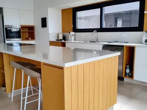 Casa en Alquiler con 2 cocheras