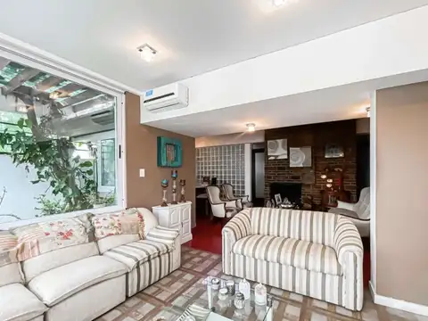 Casa en Venta con 2 cocheras