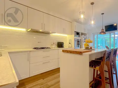 Casa 6 ambientes con 4 baños