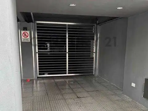 VENTA DE COCHERA FIJA Y CUBIERTA EN COLEGIALES - EXCELENTE UBICACION