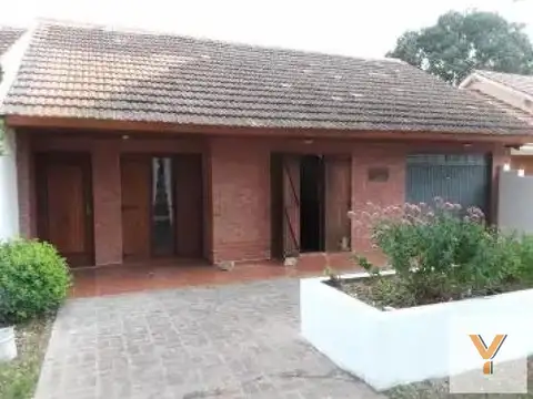 Casa en venta - 3 Dormitorios 2 Baños - Cochera -380Mts2 - Santa Clara del Mar
