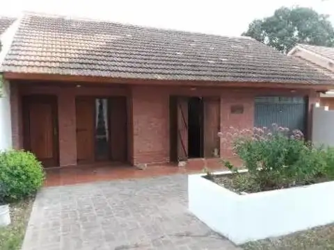 Casa en venta - 3 Dormitorios 2 Baños - Cochera -380Mts2 - Santa Clara del Mar