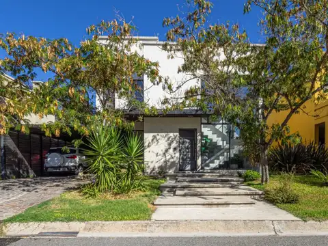 Casa en venta c/ cochera en Las Orquídeas