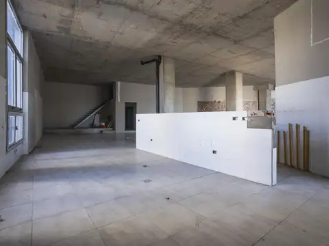 VENTA Local / Oficina comercial de 340m2 con vista al rio , Puerto Norte