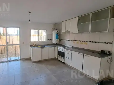 Casa 4 ambientes con 2 baños