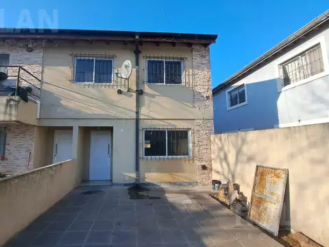 Duplex de 4 amb en  pl c/entrada 2  autos y fondo libre  VENTA. DEL VISO  Apto credito