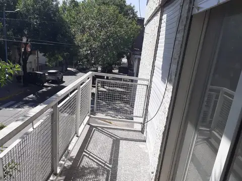 PH al frente en planta alta de 4 amb. Cocina amplia, balcón, patio, terraza propia, 2 baños. Todo impecable