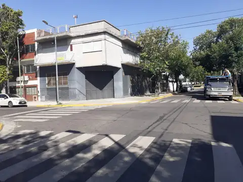 PH al frente en planta alta de 4 amb. Cocina amplia, balcón, patio, terraza propia, 2 baños. Todo impecable