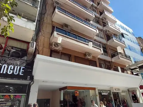 Centro sobre peatonal Florida, 3 ambientes al frente, vivienda o profesional, luminoso 