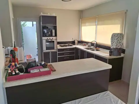 Casa en Alquiler con 4 cocheras