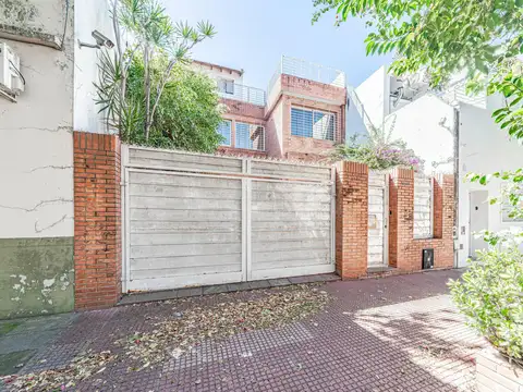 Casa 6 ambientes en lote propio 8,66 x 42 con parque y piscina en Villa del Parque