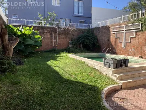 Casa 6 ambientes en lote propio 8,66 x 42 con parque y piscina en Villa del Parque