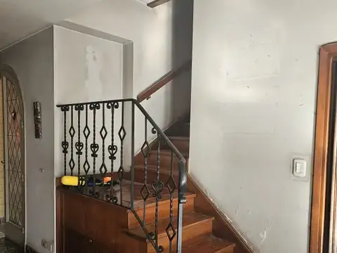 ALQUILER – LOCAL/CASA DE 2 PLANTAS – DESTINO COMERCIAL