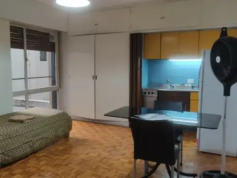 Centro, Av Corrientes 700, piso 8,  1 amb, 35m2, u$s 500 + expensas + servicios. (TEMPORARIO 3...