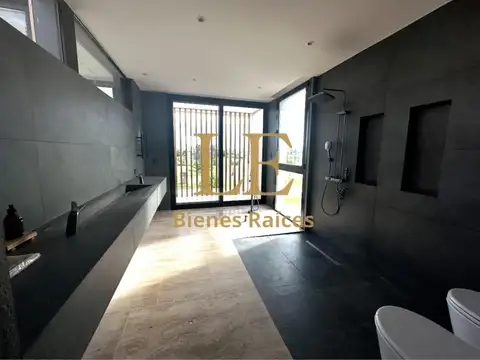 Casa en Venta con 5 cocheras