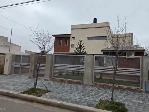 VENTA CASA 4 DORMITORIOS - B° LOS TORDOS, CIPOLLETTI