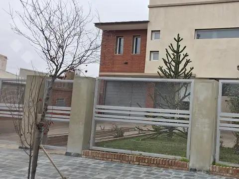 VENTA CASA 4 DORMITORIOS - B° LOS TORDOS, CIPOLLETTI
