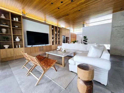 Casa en Venta con 4 cocheras