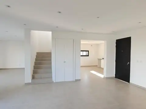 Casa 7 ambientes con 2 baños