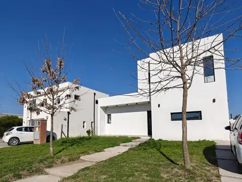 Venta Casa 7 ambientes en Barrio Santa Lucia Pilar del Este