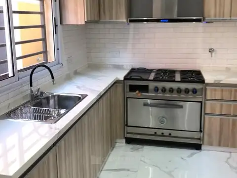 Casa 4 ambientes con 3 baños