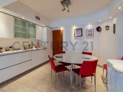 Venta Departamento 4 ambientes con dependencia en Flores sobre Avenida Avellaned