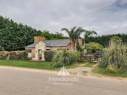 Casa quinta 3 ambientes con amplio parque y pileta / Cte. N. Otamendi
