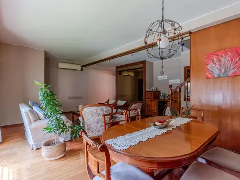 Casa 5 ambientes con 4 baños