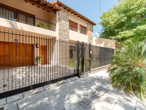 IMPECABLE CASA CON TODAS LAS COMODIDADES, GRAN JARDIN Y QUINCHO EN MARTINEZ, SAN ISIDRO.