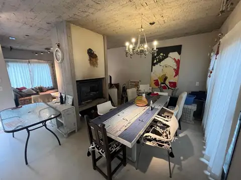 Casa 4 ambientes con 2 baños