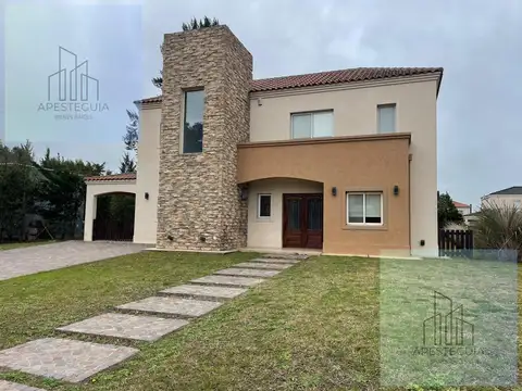 Casa 5 ambientes con 4 baños
