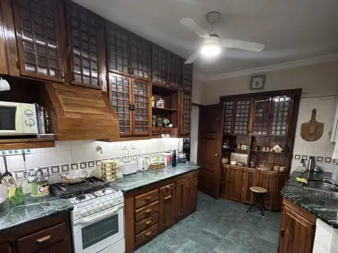 Casa en Alquiler con 2 cocheras