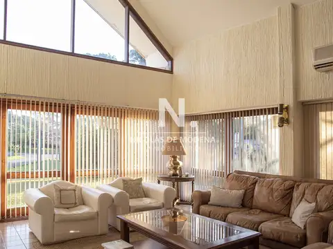 Casa 8 ambientes con 5 baños
