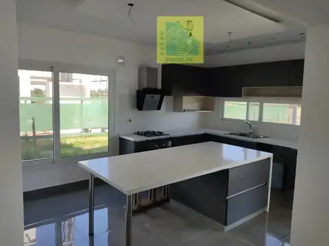 Casa 6 ambientes con 5 baños