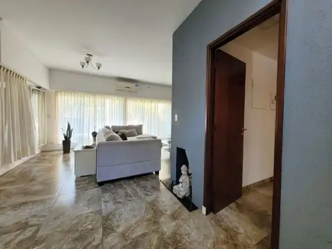 VENTA CASA 4 AMB. 2 COCHERAS, JARDÍN, DON BOSCO