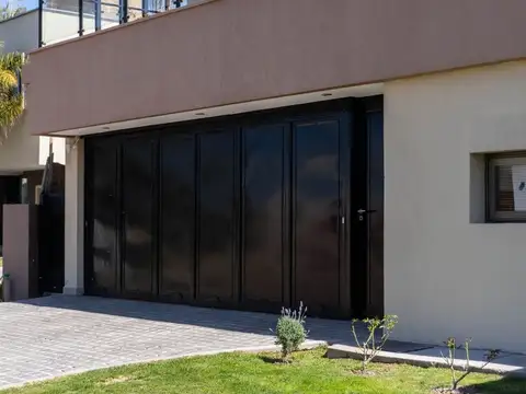 Casa 8 ambientes con 3 baños